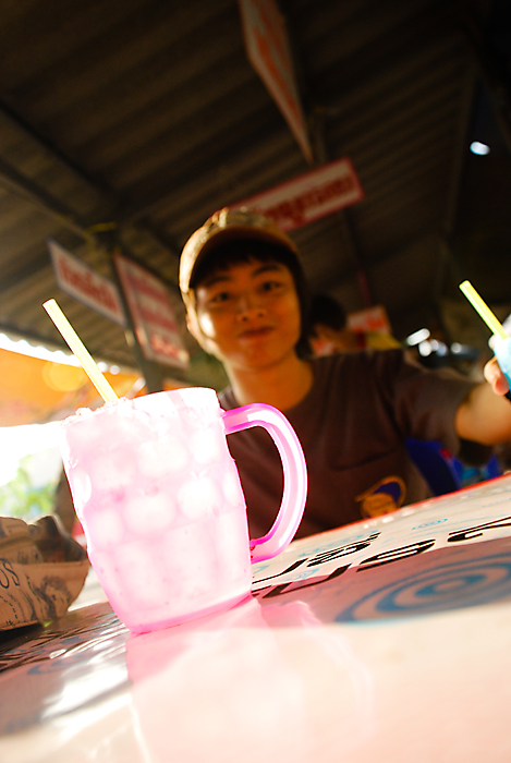 มาถึงขนส่ง ก็ หาข้าวกินกันก่อน

แต่เอ๊ะ.....ตานี่ หน้าตาร่าเริงผิดปกติ???