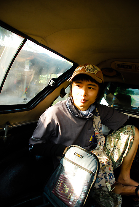 น้าโม่งบอกให้มานั่งหน้าไม่นั่งกัน เพราะเห็นแล้วว่าเจ้าถิ่น ประกอบคัน มาพร้อมตีแล้วววว

[q][i]อ้างถ