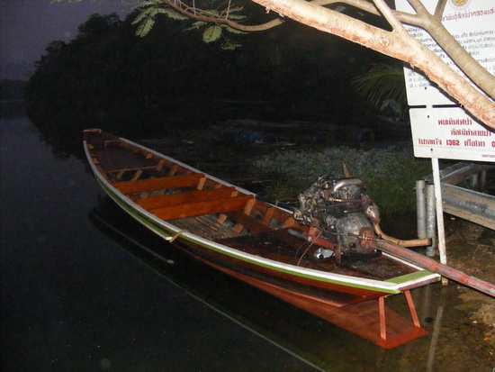 นี่เรือที่ใช้ประจำ ครับ ทำสีมาใหม่เอี่ยม
 :grin: :grin: :grin: