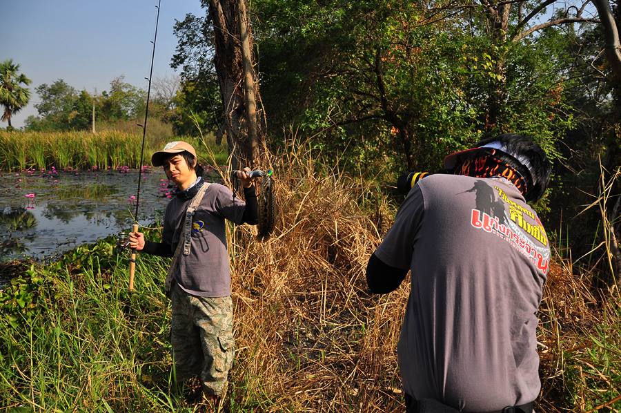 น้าใหม่ถ่ายภาพทั้งน้ำตากับความเสียดาย.............มรึงจะตายอยู่แล้วเชียว นี่ขุดขึ้นมาจากหลุมเลยน่ะนั