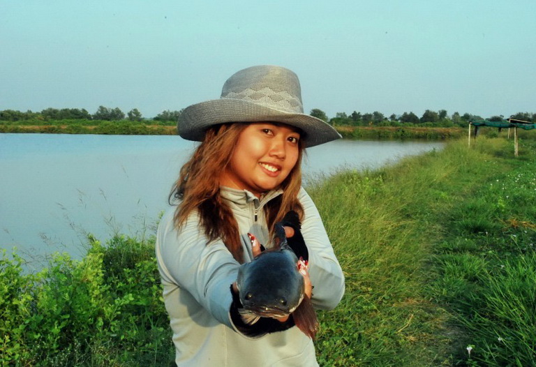 
อ้วน...เค้าอยากถ่ายรูปกับปลาช่อนพ่ออ่ะ... :grin: :grin:


แย้วจาจับได้เหรอ...ปลาช่อน...ม่ายช่าย