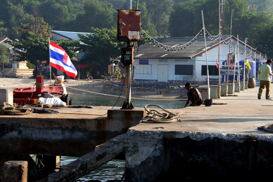 เรือแวะจอดส่งผู้โดยสารที่ท่า เกาะขาม แต่.. ไม่มีผู้โดยสารลง  :spineyes: '' งง "  :laughing: :laug