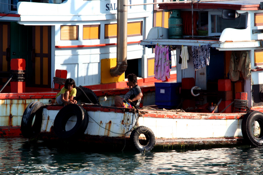 ท้ายเรือที่จอดอยู่ เจ๊..กำลังสอยโชว์  :kiss: :laughing: