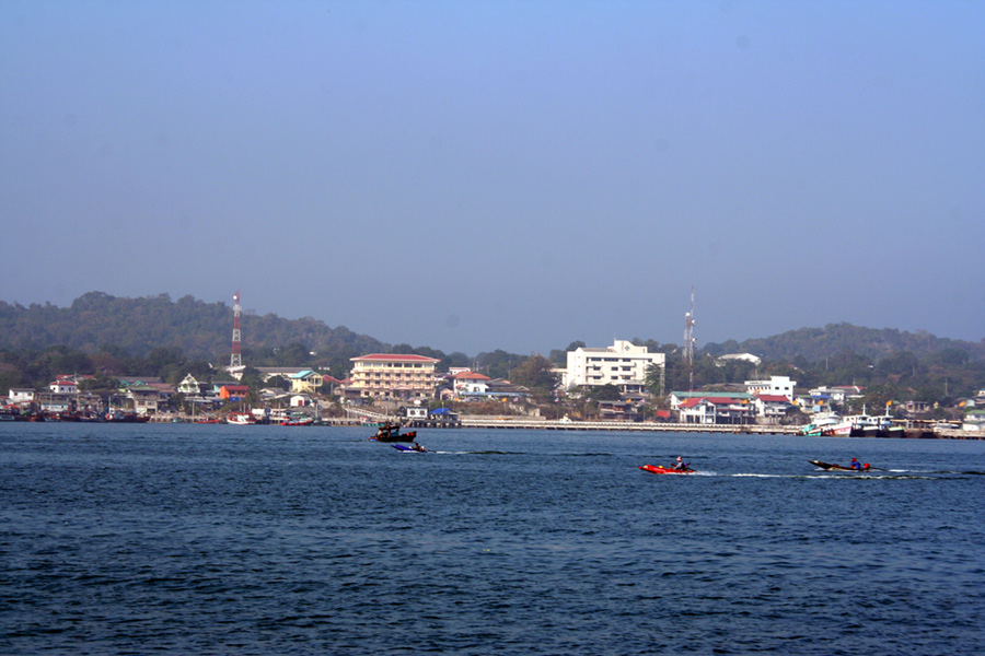 เกาะสีชังอยู่ด้านหน้า เรือหางยาววิ่งกันวุ่น ยังกะแม่น้ำเลย  :laughing: :laughing: