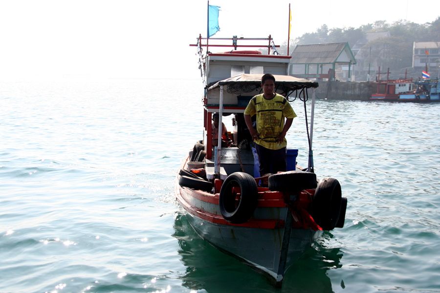 สักพัก เรือไต๋มณ ก็มา มีลูกชายเป็นผู้ช่วย  :smile:
