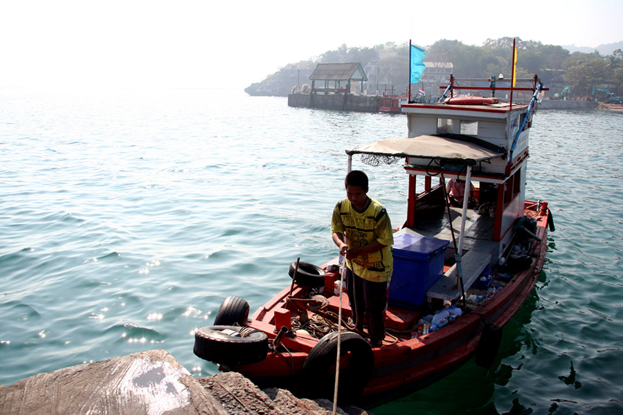 เทียบท่า เลย ตรงนี้แหล่ะ ขึ้นจากเรือแล้วก็ลงเรือต่อเลย  :smile: