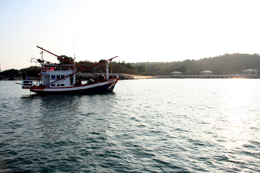 เรือที่เข้าหมายเดียว กันตรงนี้เป็นกองประการัง น้ำตื้นครับ  :cheer: