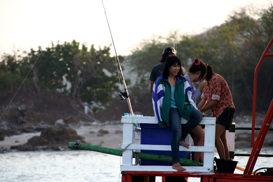 มีกระซิบ กระซาบกันด้วย  :laughing: :laughing: :laughing: