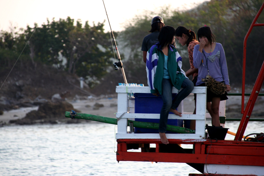 คุยอะไรกัน สาวๆ  :smile: