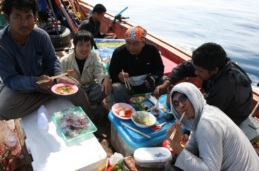 ขออีกที  แนะนำตัวก่อน   นับจากซ้าย โปร คิด ปัตตานี    คนที่2   โปร ทัช หาดใหญ่   ครั้งแรกตกปลาทะเลไป