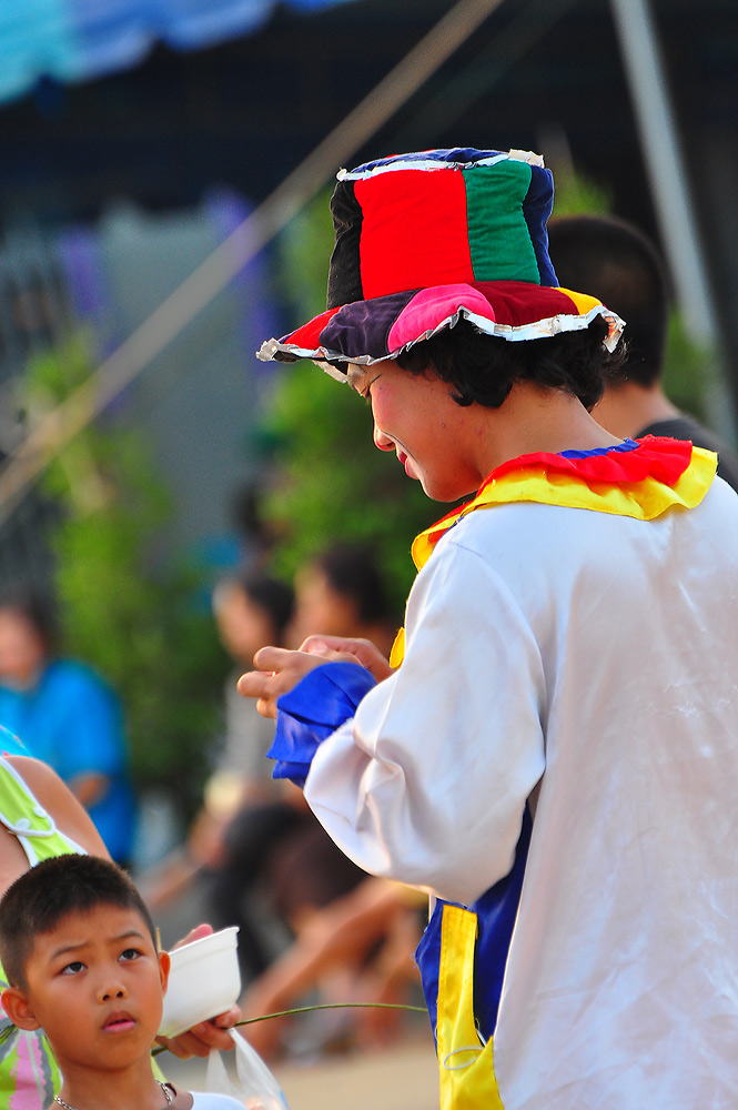 มีตัวตลก มาเป่าลูกโป่ง แจกเด็กๆด้วย :laughing: