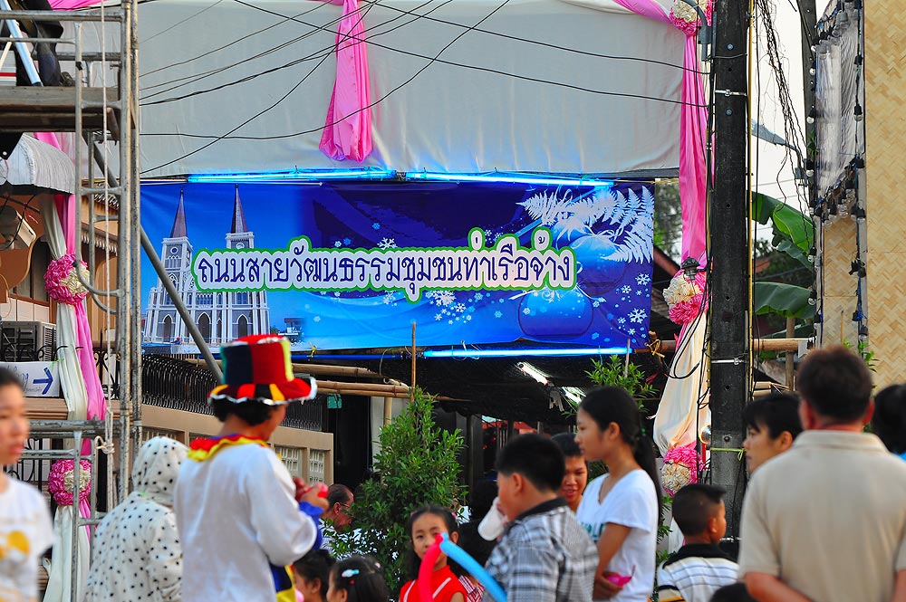 ผู้คนก็เริ่มเยอะขึ้นเรื่อยๆ :cheer: :cheer: :cheer: :cheer: