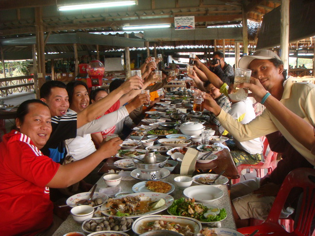 ขออนุญาติเสียมารยาท ทักทายแบบรวมๆ เลยนะครับ 

        สวัสดีครับน้าทุกๆท่าน ที่เข้ามาทักทายกัน นะค