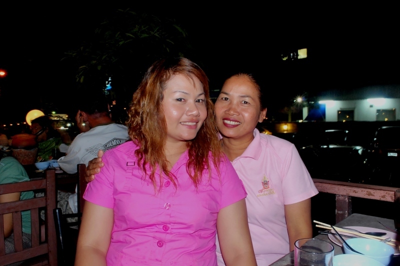 พอกลับไปนั่ง...มีขอถ่ายคู่กะแม่บ้าง.