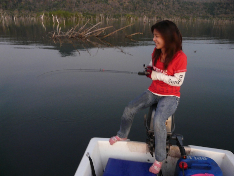 เธอบอกเมื่อกี้โดนกัดเกือบตกเรือ........ :laughing: :laughing: :laughing: