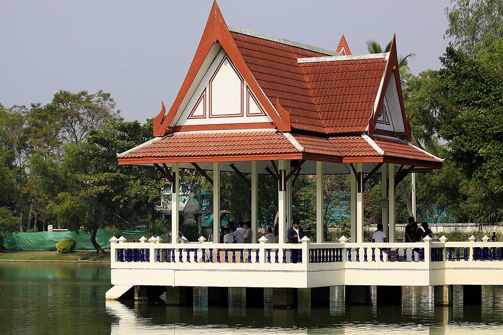 [center] ศาลา ปลาใหญ่ครับ เขาว่ากันมาอย่