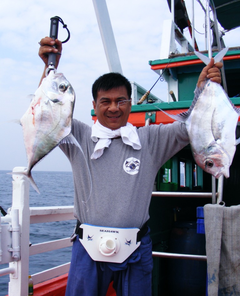 ชูพร้อมกัน 2 ตัว และตะโกนว่า   ปลาทู  two fish