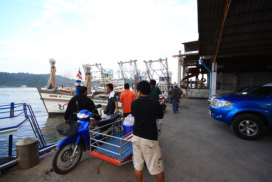 เพื่อนๆของพี่ต้อมที่เคยลงเรือด้วยกันและชอบพอนิสัยใจคอของพี่ต้อมพอรู้ว่าพี่ต้อมมาที่ทับละมุก็มาต้อนรั