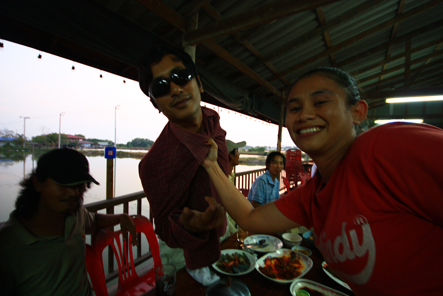 แสงเริ่มน้อยลง...ถ่ายรูปเริ่มลำบากล่ะ...
วันนี้ไม่ได้เอาแฟลซมาซะด้วย
 :smile: :smile: :smile:

แ
