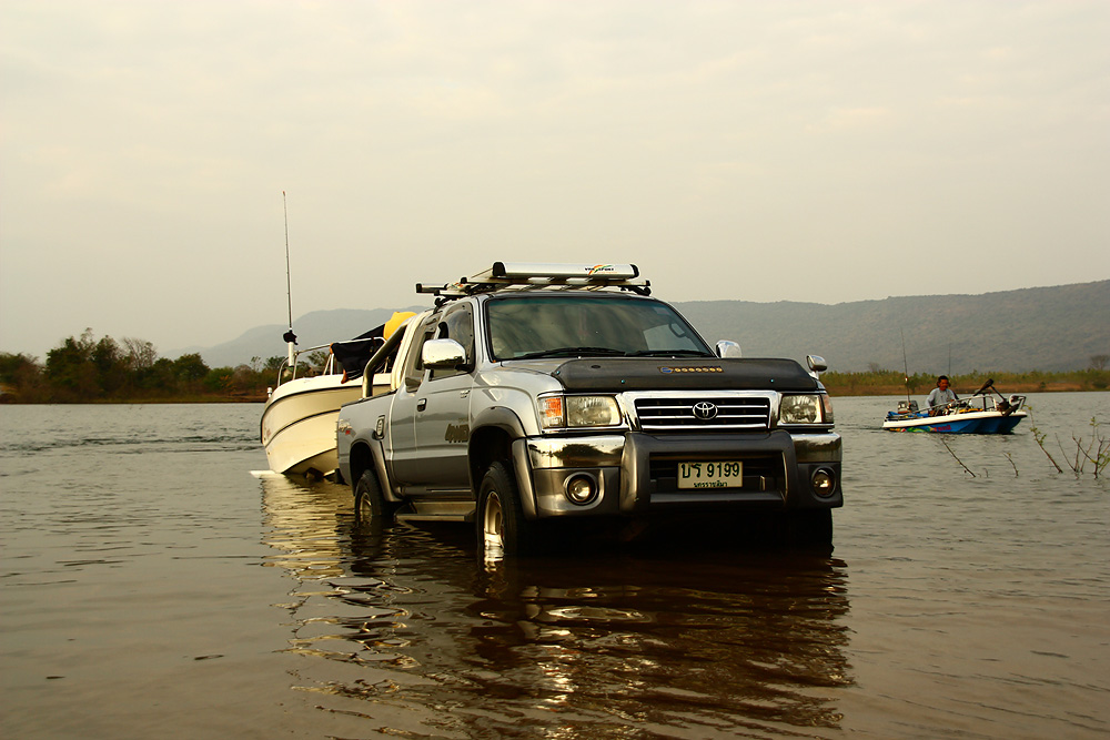 น้าโต้งจัดแจงนำเรือขึ้นเทรลเลอร์กลับบ้านกัน
 :cool: