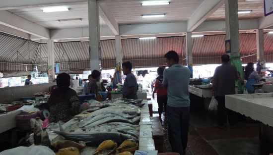 เราแวะซื้อของ ลงเรือ ที่ อ.ละงู ก่อน