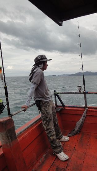 น้องเสริฐ นายแบบ ยืนมองวิวอยู่ท้ายเรือ