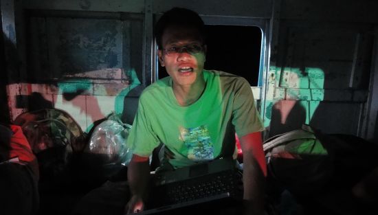 น้องพายุ "งานเข้า" ยังดีว่าแถวหมู่เกาะตะรุเตา ยังพอมีสัญญาณโทรศัพท์ สามารถต่อเนต ได้....