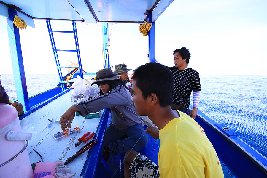 ด้านหน้าเรือก็นั่งคอยลุ้นด้านท้ายเรือเรียกให้เบาเครื่อง แต่ก็ต้องรอๆไปเรื่อยๆครับ
 :laughing: :laug