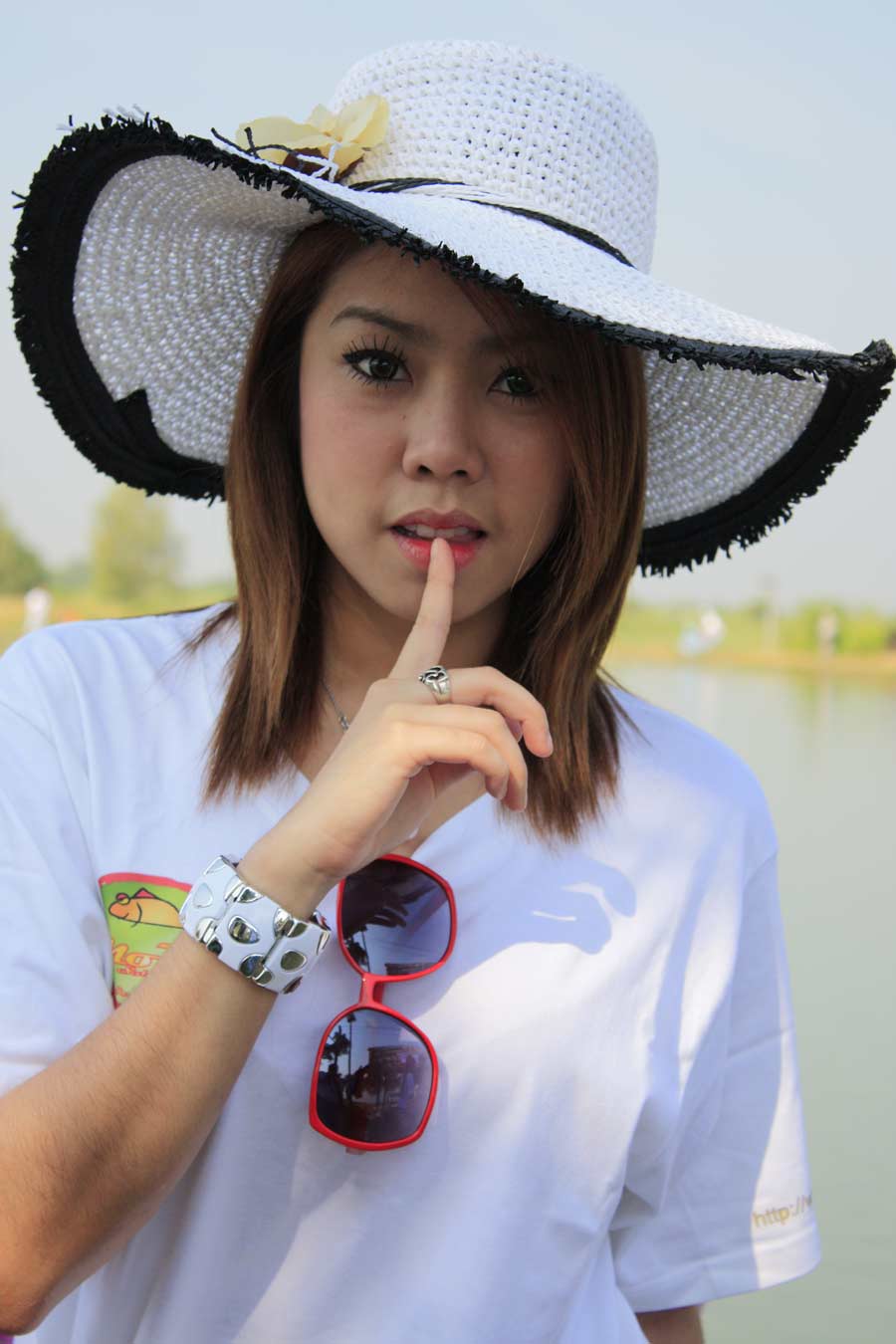 มีเท่าไหร่ แจกให้หมด เสื้อกะซีดี ก็แจก

เอ ...น้องแนนมาทำไรตรงนี้เนี่ย   ไม่ไปช่วยเพื่อนทำมาหากิน 