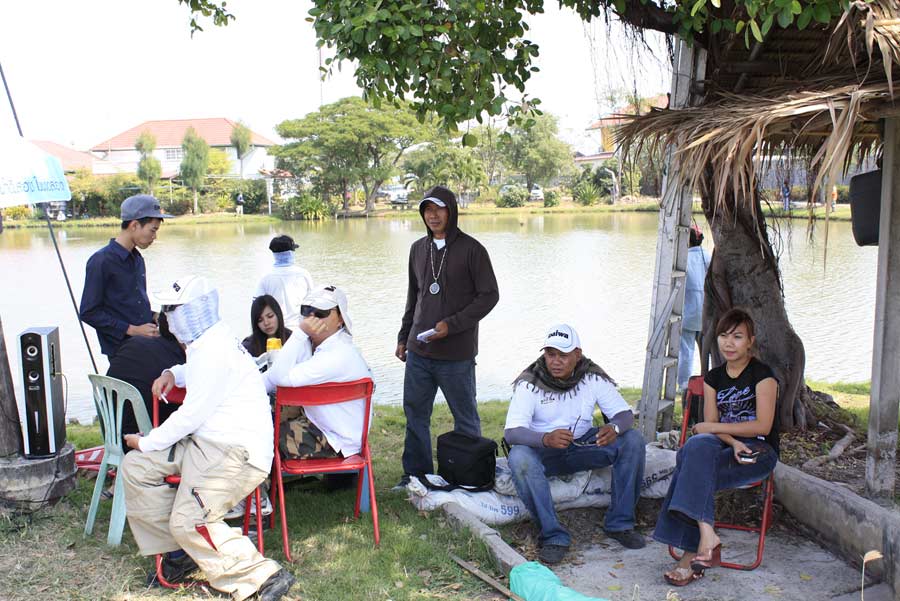 กรรมการ มารวมกันตรงกลางบ่อนะ :grin:
