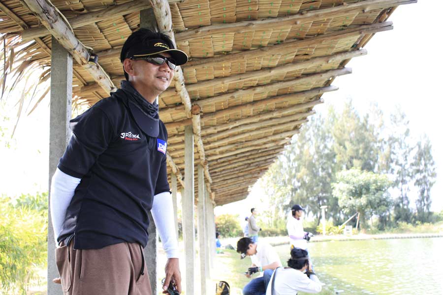 พี่บอย กรรมการ เข้ามาหลบร้อน  

ด้าน