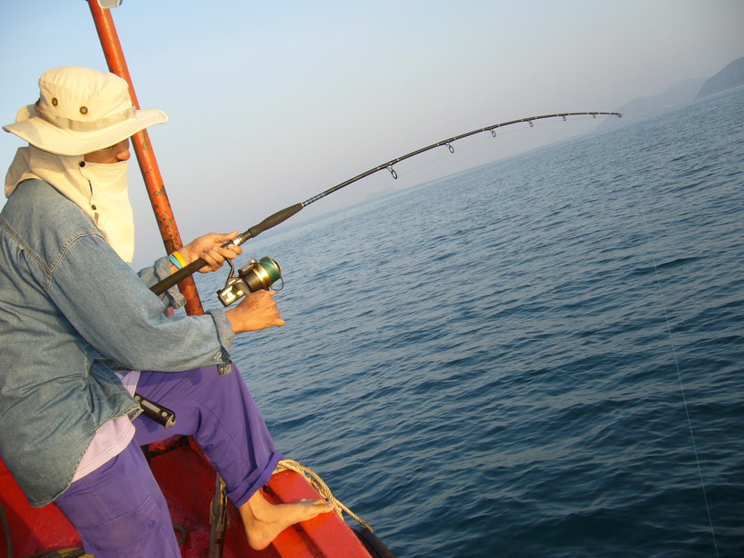 พออยู่ท้ายเรือปลาก็กินหัวเรืออีก เสียงน้ากรณ์ บอกปลากินอีกแล้ว