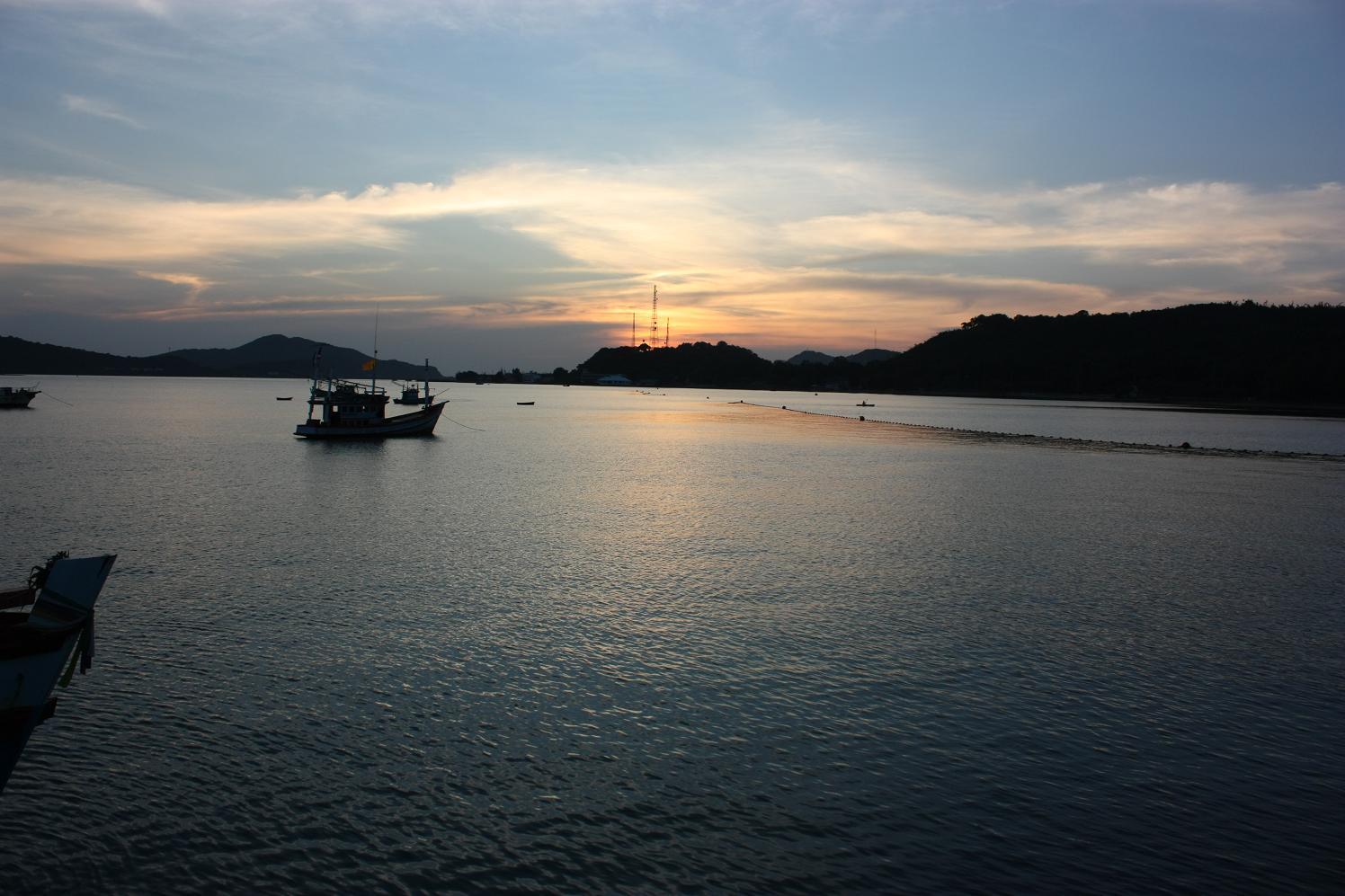 พระอาทิตย์..ตกดินแล้ว..รีบลงเรือดีก่า... :grin: :grin: :grin: