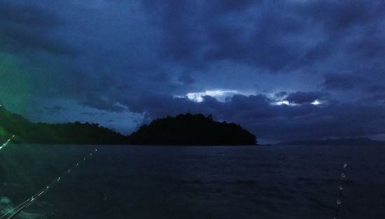 หัวเรือกำลังมุ่งสู่เกาะอาดัง ซึ่งเ
