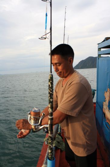 บังดา กำลังจัดชุดท้ายเรือเพื่อให้เรา ได้เล่นเจ้า GT กันหลังเรือ