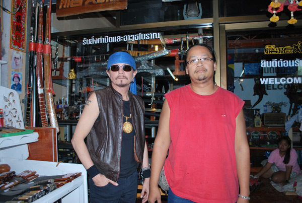 แวะมาที่ร้านของน้องเขย(คนใส่แว่นจ้า55)เป็นครั้งแรกที่นั้งดื่มด้วยกันคุยกัยถูกคอไปหน่อยนั้งกัน3คนหมดร