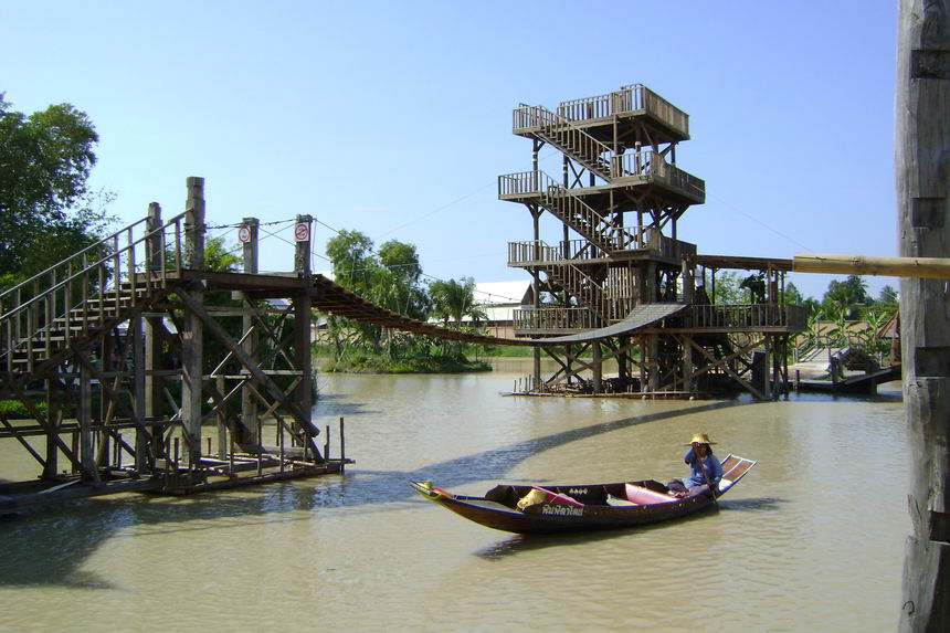 แม่ค้ากำลังพายเรือ ดูเป็นเรือสำปั้น  เรือลำนี้ ดัดแปลงเป็นเรือสำหรับพายให้นักท่องเที่ยวได้มีโอกาสสัม