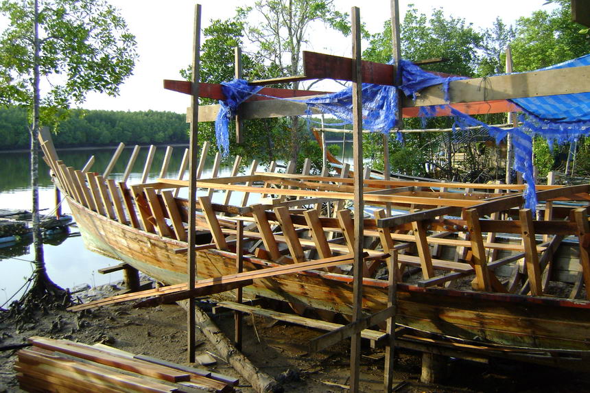 สำหรับเรือประมงชายฝั่ง  กรมเจ้าท่ากำหนดให้ยาวได้ไม่เกิน 25 เมตร สำหรับเรือที่ไต๋เรือไม่ต้องสอบใบอนุญ