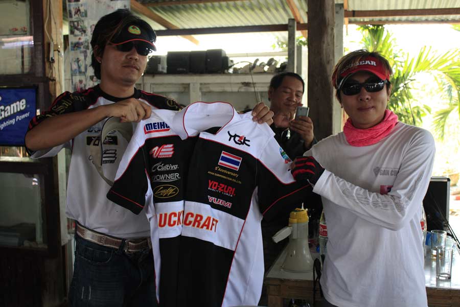 รับไปเลย เสื้อสามารถ :grin: :grin: :grin:

รับค่าตัว ไปบาน ตะเกียง  งานนนี้  :grin: :grin: :grin:
