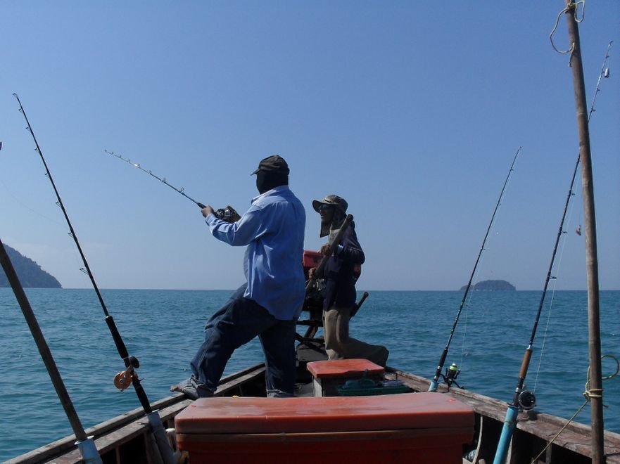 ไต๋เรือพาลากเหยื่อปลาเป็น 3-4 รอบเกาะ ปลาอินทรีย์เข้าฉวยเบ็ดลากเกือบถึงเรือแล้วสายเบ็ดขาด :love: :lo