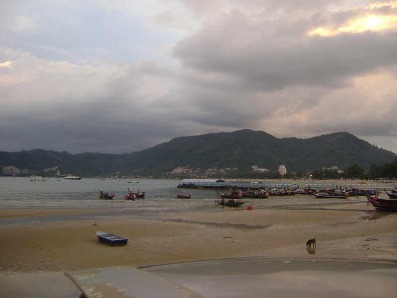 ผม มาถึง ที่จอดเรือ แถวๆสุดหาดป่าตอง ก่อนขึ้นสะพานไป หาดไตรตรัง เอา 6 โมงกว่า 
น้ำกำลังลงเกือบสุดแว