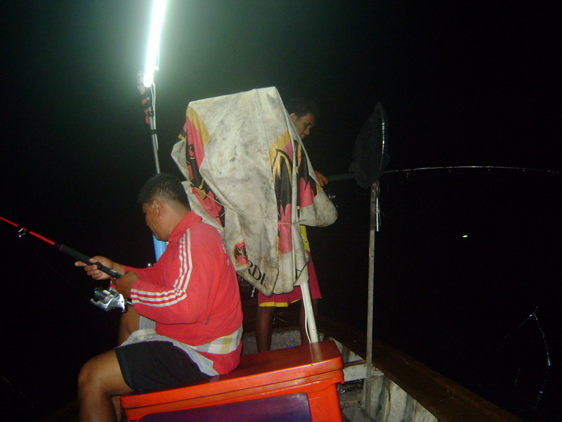 ราวทุ่มครึ่ง ไต๋อิก หนุ่มน้อยไฟแรง ที่พาเราออกมาตกปลาสนุกกันในคืนนี้ ก็ถือท้ายเรือ ออกจากหน้าหาด 
ว