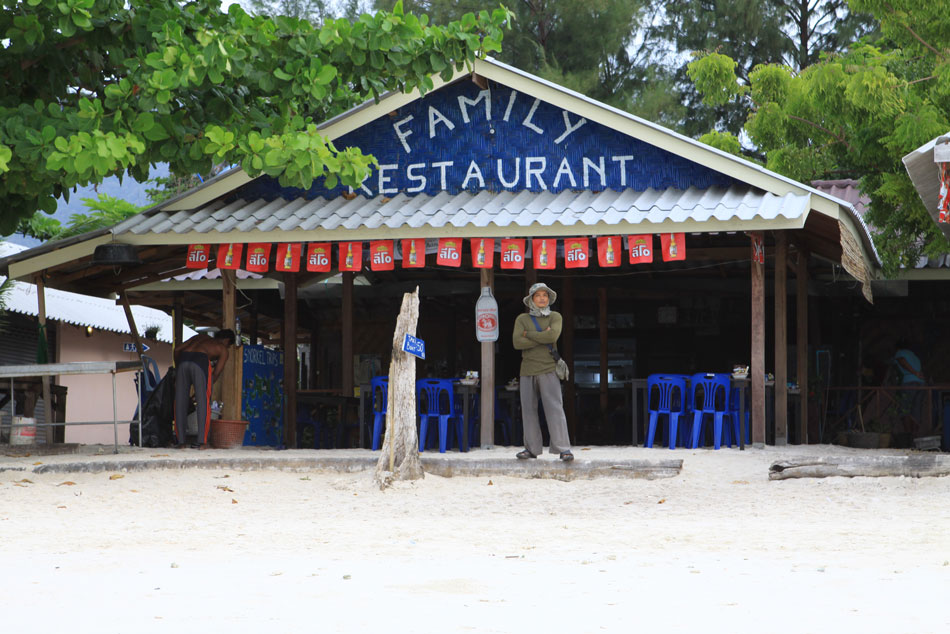 ร้านนี้เป็นญาติกับบังครับ ผมเลยนำปลาที่ตกได้ทั้งหมดไปทำอาหารเย็น แล้วกลับไปอาบน้ำที่รีสอร์ท 
6 โมงค
