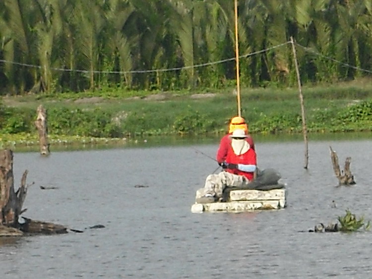 ไต๋ด้งกับน้าบอยซอฟท์แวร์ ............................ ด้วยความลึกของน้ำ ประมาณ 40 ซม.
-------------