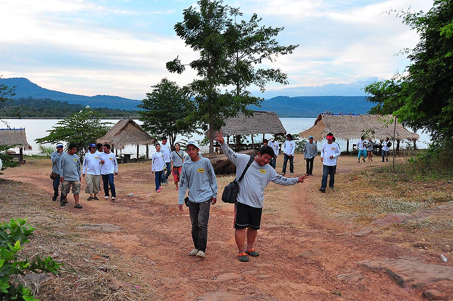 ตัดมาตอนเย็นครับเดินไปสถานที่จัดงาน
 :smile: :cool: :smile: :cool: