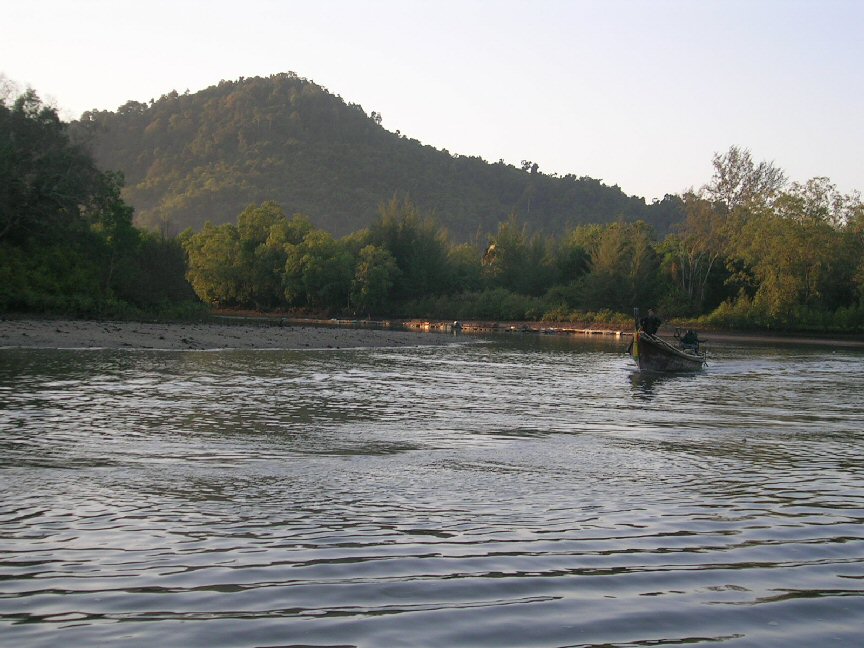 บรรยากาศที่ท่าเรือตอนออกทริปวันแรกครับ 