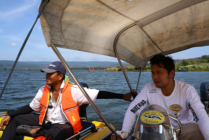  :grin: :grin:  เกาะเรือคุยกันก่อน ลมแรงเหลื