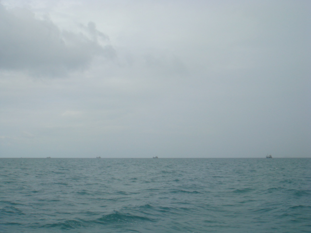 เพราะ  เมื่อมองไปทางขวา  เรืออวนลาก  4  ลำ  ตบเท้าเข้าแถวหน้ากระดาน......