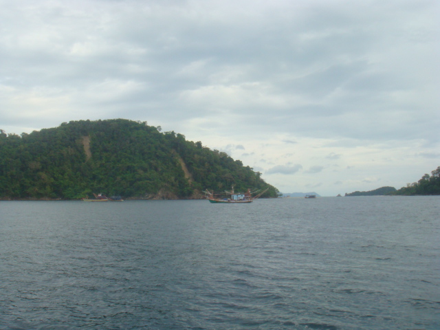 ถึงเกาะกลาง  เกาะไข่  เที่ยงกว่า  มีเรือหลายสิบลำ  มาจอดหลบลมข้างเกาะ....