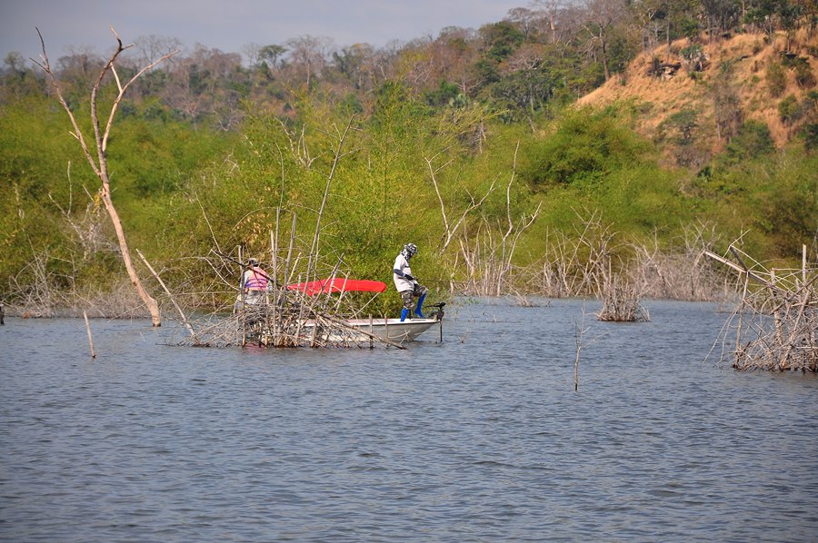 วิ่งเรือข้ามฝากมาอีกฝั่ง เพื่อดูลำ